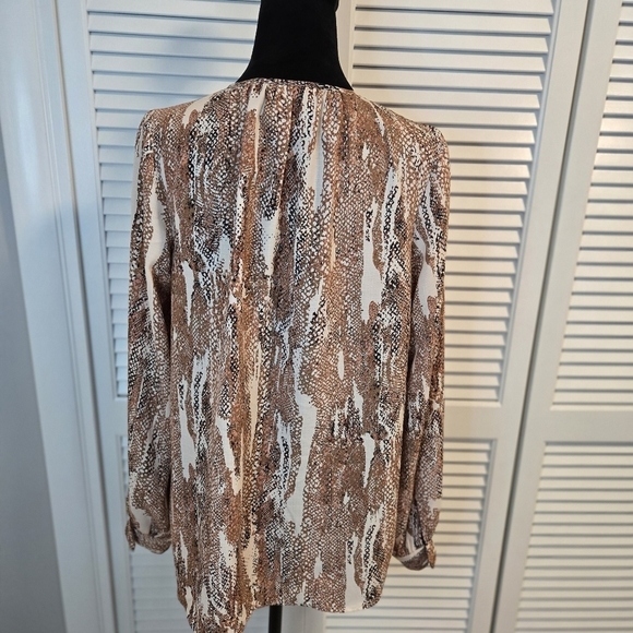 Nine West Blouse Top Women's M White Brown Snake Skin Print V Neck Button Front - Picture 5 of 9
